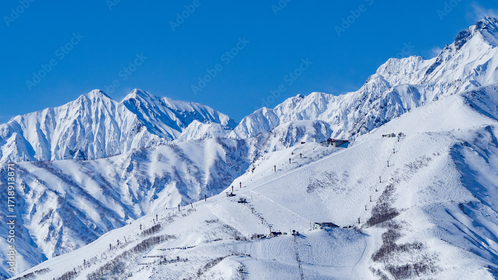 Obraz premium 快晴の空に映える冠雪の北アルプス 長野県白馬村