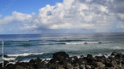 奄美大島の澄んだ夏空と穏やかな海 水平線に浮かぶ白い積乱雲