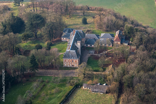 Vue aérienne d'un château et une ferme dans les Yvelines en France