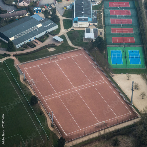 Vue aérienne de terrains de tennis dans les Yvelines en France