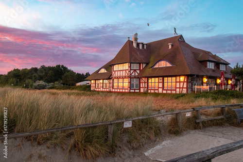 Zingster Kurhaus bei Sonnenaufgang.