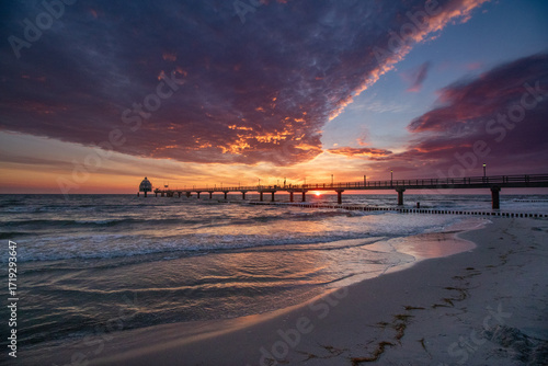 Sonnenaufgang an der Seebrücke in Zingst.