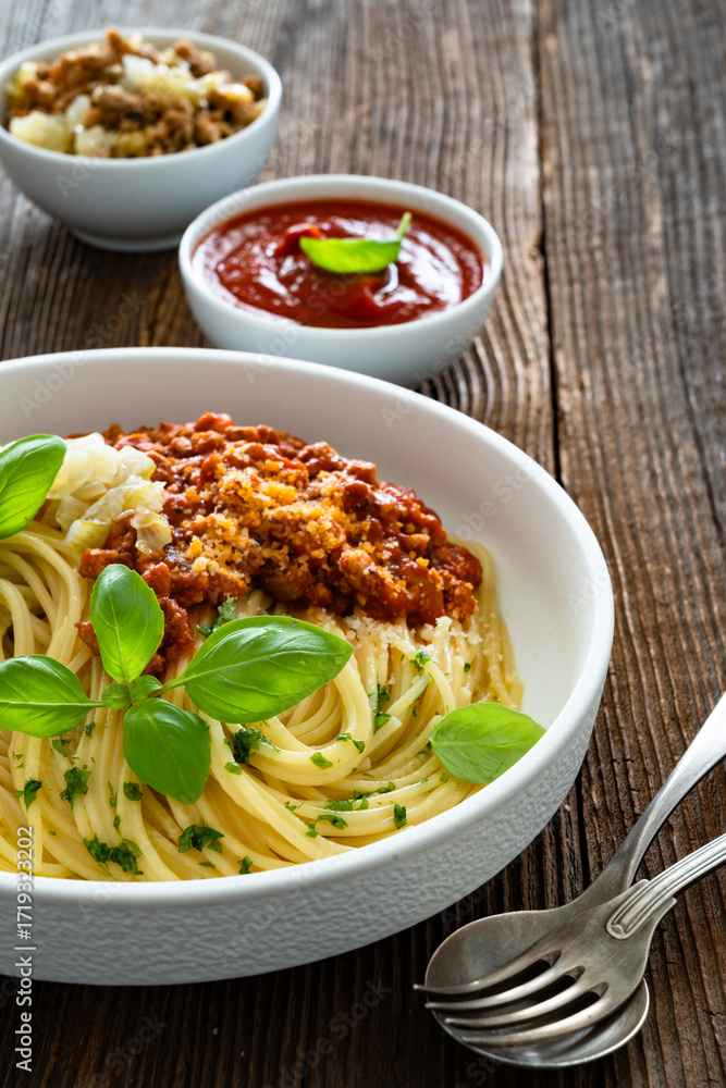 Φωτογραφία Spaghetti con ragù alla bolognese - pasta with minced meat and tomato sauce on w