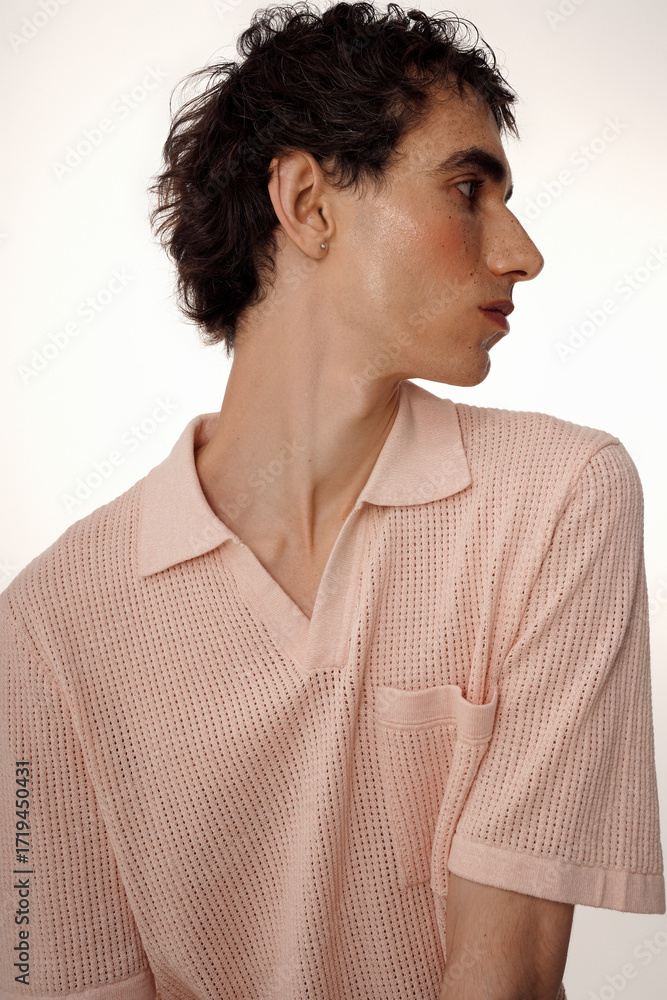 Obraz premium Stylish man showcasing elegant attire with a modern twist in a minimalist setting