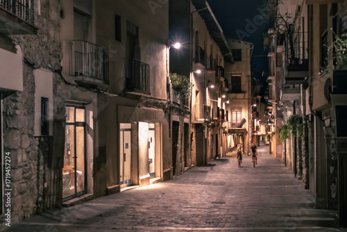 fotografia nocturna de una calle medieval en La Seu de Urgell, LLeida, Spain