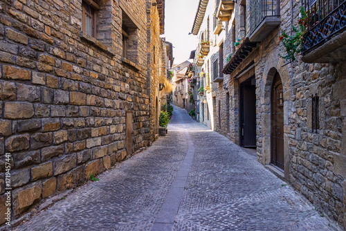 calle medieval en piedra y suelo adoquinado en Ainsa Sobrarbe, Huesca, Spain