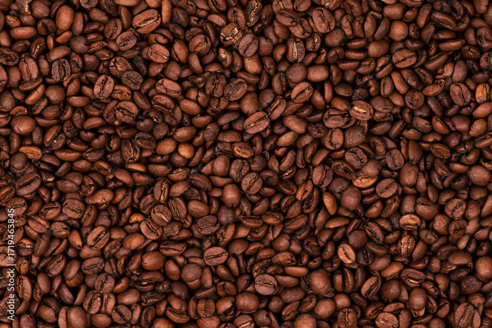 Obraz premium Freshly roasted coffee beans background texture. Close-up, top view.