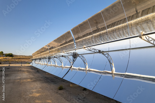 Quadro su tela Solar thermal power station with rows of parabolic trough mirrors reflecting sunlight