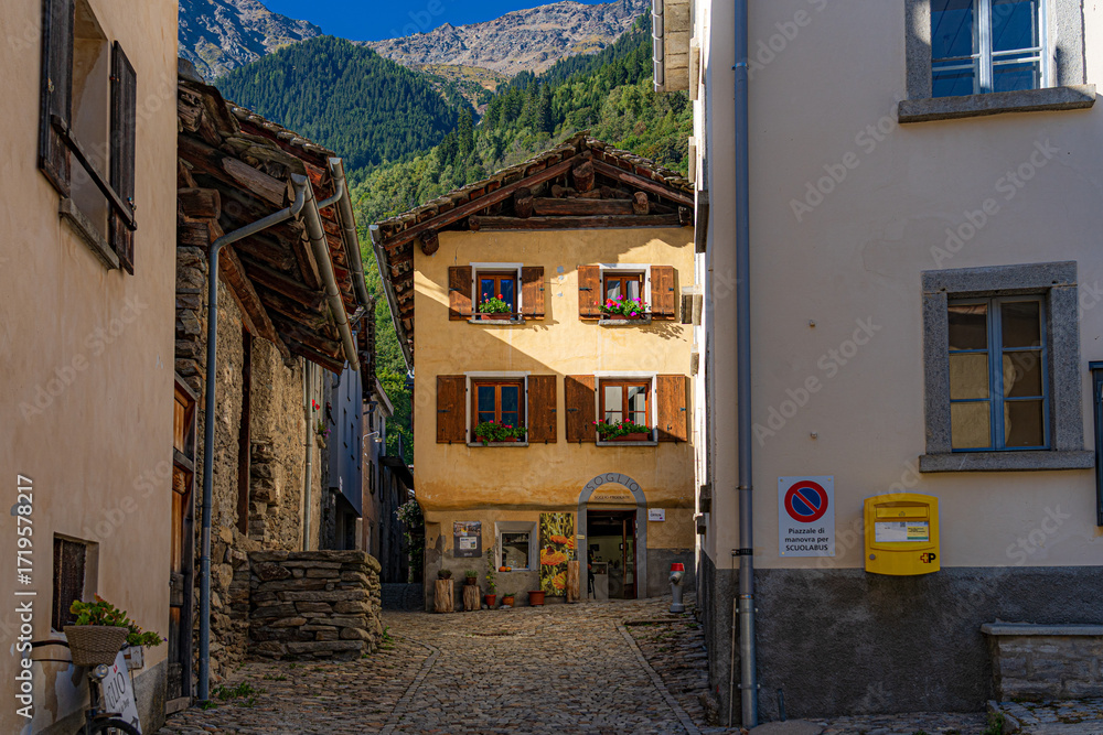 Fototapeta premium CH / Engadin / Bergell / Soglio; Berdorf mit alten Steinhäusern und engen Gassen; grandiose, märchenhafte Berglandschaft im Engadin; Blick vom Bergdorf Soglio