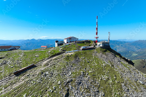 Le sommet de la Rhune et son train dans le Pays basque