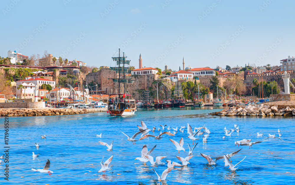 Obraz premium Panoramic view the old harbor in the old town (Kaleici) - Antalya, Turkey