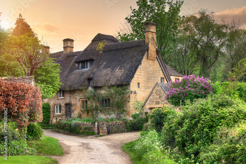 Obraz na plátně Cotswolds thatched cottage
