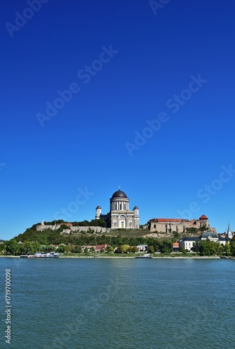 Blick an die Basilika von Esztergom und die Dnau