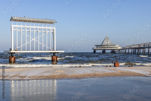 heringsdorf, deutschland - ostseestrand im winter mit seebrücke