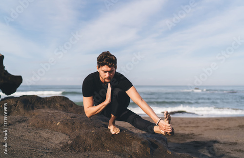 Foto Deep one-leg squat with prayer twist represents fluid resilience and intention, countering digital rigidity with embodied awareness and structured recovery focus