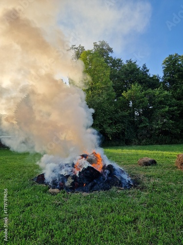 Feuer mit Rauchschwaden
