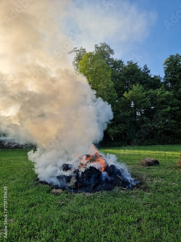 Rauchschwaden über Feuer