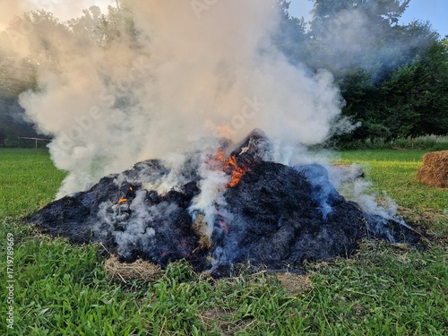 Feuer mit viel Rauch