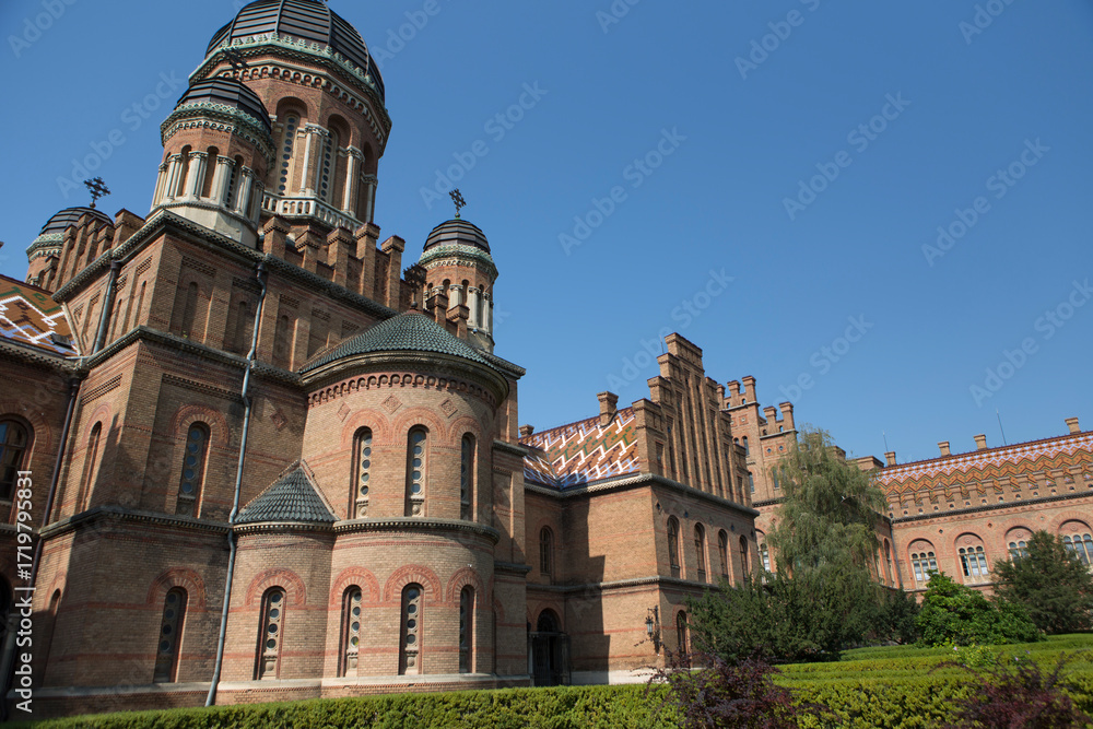 Obraz premium Ukraine, Chernivtsi, Metropolitan Residence on a sunny spring day
