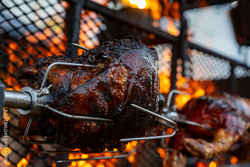 Obraz na plátně Vue d’un cochon entier cuit à la broche lors d’une préparation traditionnelle, illustrant une cuisson lente en extérieur avec une présentation conviviale