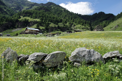 Tableau sur toile Un pittoresco rifugio alpino, il Rifugio Willy Jervis, si erge in una valle mont