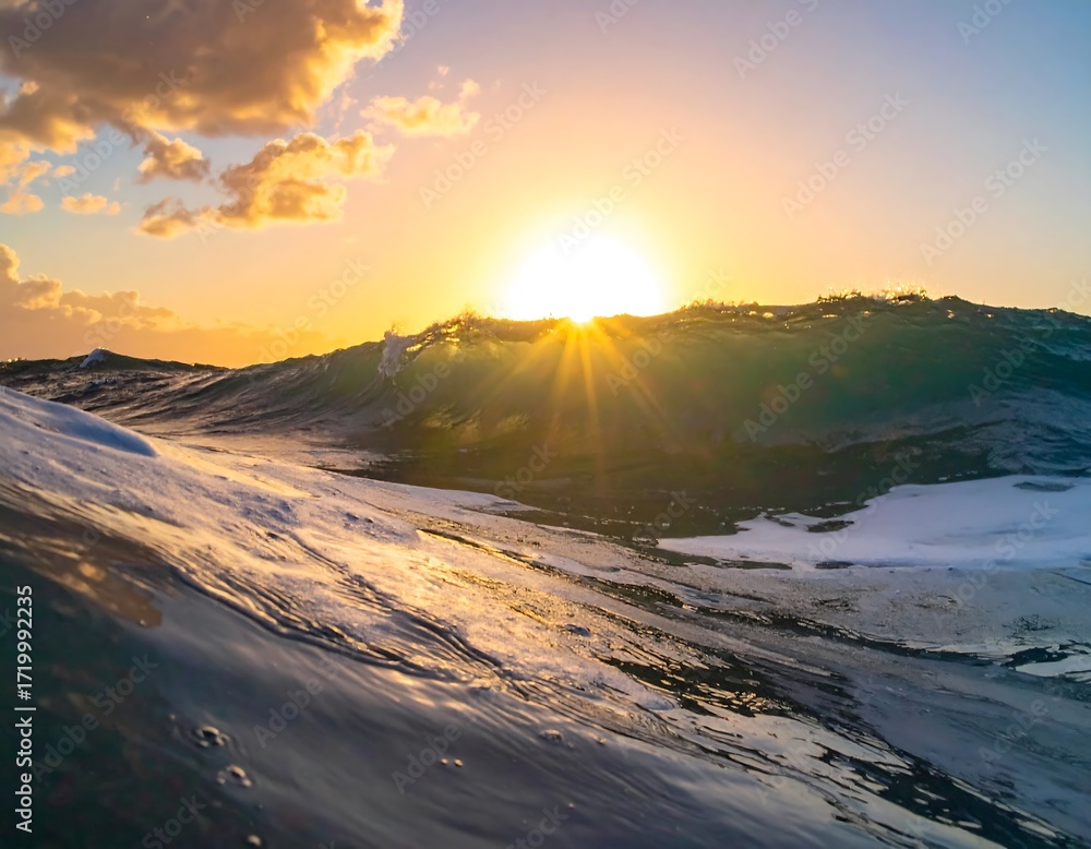 Fototapeta premium Stunning sunset over ocean waves (1)