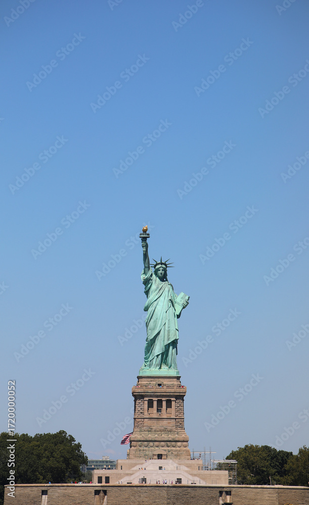 Fototapeta premium vertical photo with customizable space above of the statue of liberty in new york city