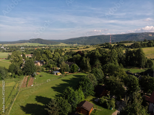Widok z drona na wieś i pasmo górskie