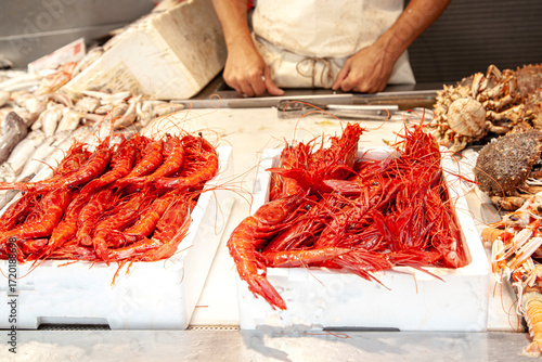 venta de mariscos , cigalas,  bogavantes otros  en el mercado