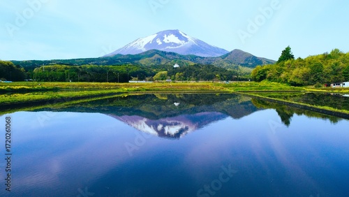 田んぼに映る大きな山