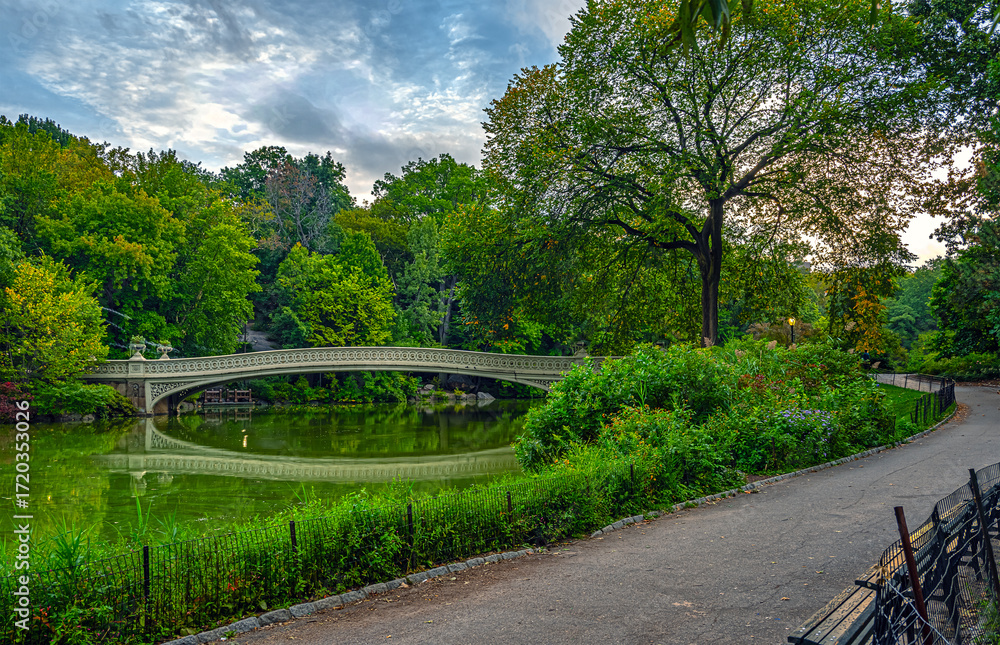 Obraz premium Bow bridge in late summer