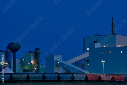 Φωτογραφία Industrial potash facility in Saskatchewan photographed at night with illuminated buildings and rail transport under a dark sky