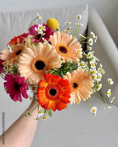 Sommerlicher Blumenstrauß mit Gerbera und Kamille Orange Rote Blumen