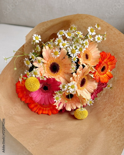 Sommerlicher Blumenstrauß mit Gerbera und Kamille Orange Rote Blumen