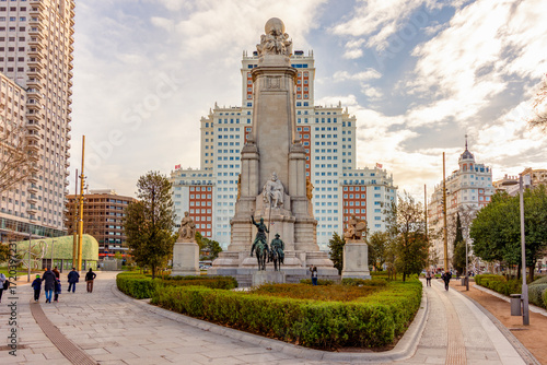 Tableau sur toile Don Quixote and Sancho Panza monument on Spain square in Madrid, Spain