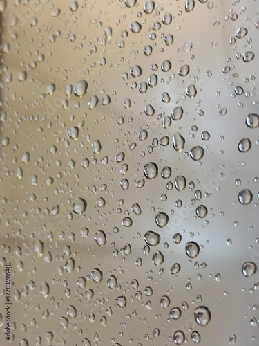 Nahaufnahme Wassertropfen an einer Duschabtrennung aus Glas