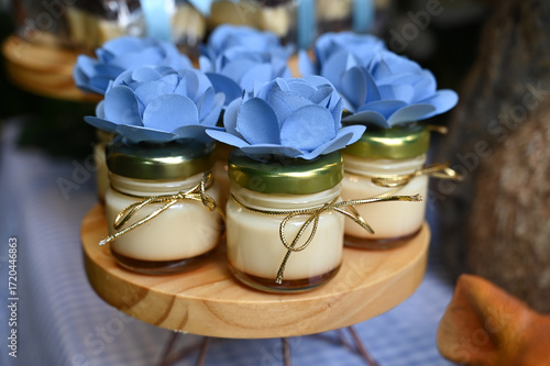 individual milk pudding, personalized, dessert jars for birthdays, weddings or baptisms, gourmet pudding jars with gold ribbons, elegant ideas for a sweets table with floral details