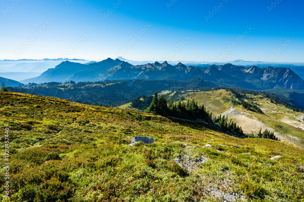 Fototapeta premium Mount Ranier National Park near Paradise with Glacier and Snow in the Fall of 2025 during the Skyline Trail Hike
