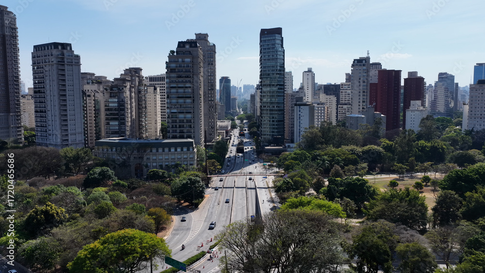Obraz premium Cidade Jardim Avenue At Sao Paulo In Brazil. Downtown Cityscape. Freeway Road Scenery. Highrise Buildings Landscape. Cidade Jardim Avenue At Sao Paulo In Brazil. Metropolitan Background. Sao Paulo Bra