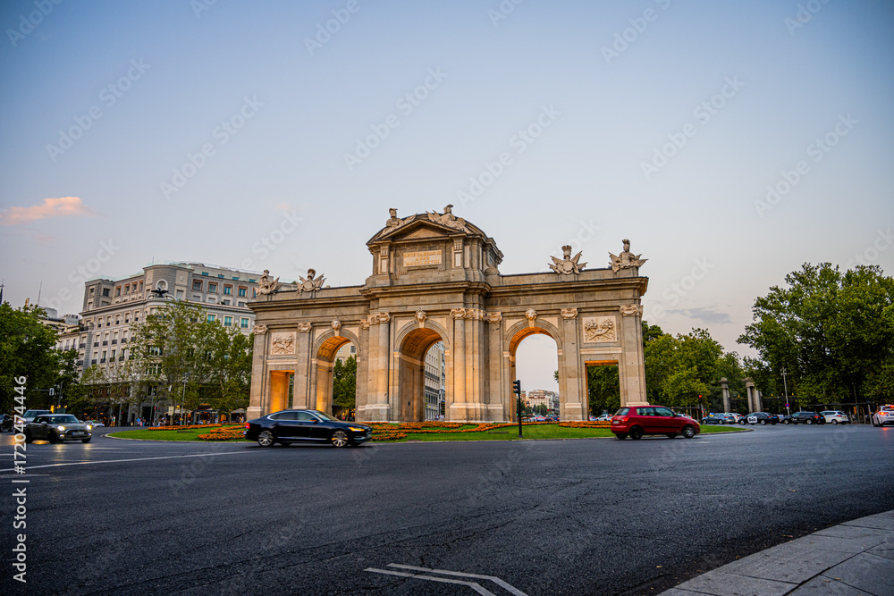 Fototapeta premium La puerta de alcala, madrid, spain landmark in downtown