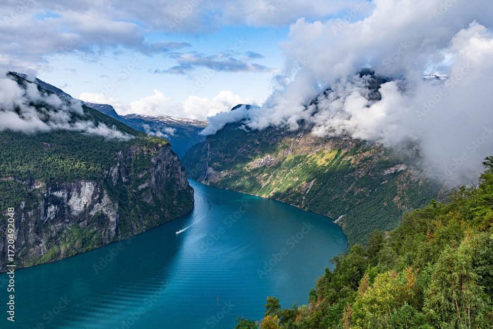 Ταπετσαρία Fjord vista: boat glides through mountains and clouds.