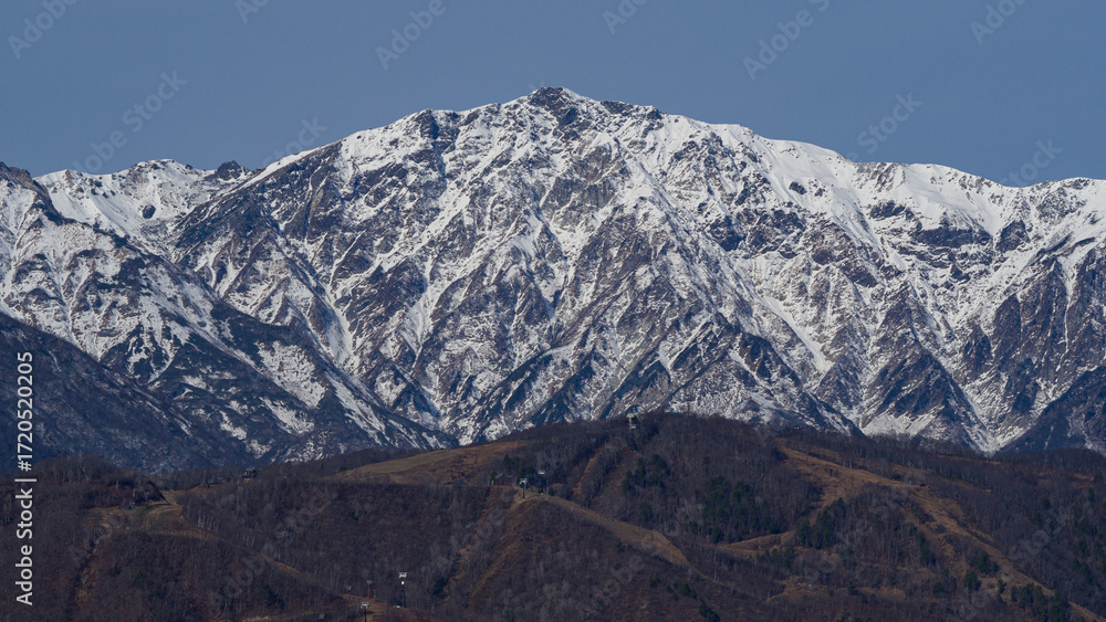 Fototapeta premium 冠雪した北アルプスの山並み 長野県白馬村