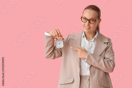 Young businesswoman pointin...