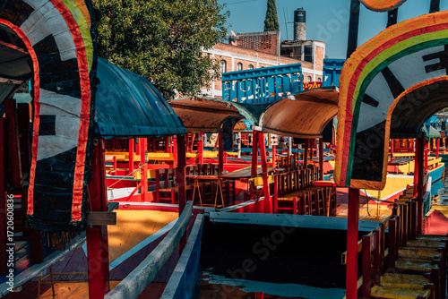 Detalles de trajineras en xochimilco México a la luz del día