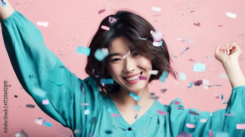笑顔で喜んでいる女性。紙吹雪が絶え間なく舞っています。