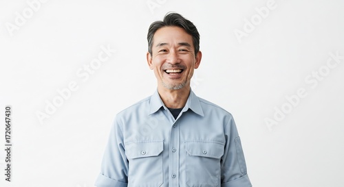 Uomo sorridente luce morbida sfondo bianco ritratto sereno. AI Generated