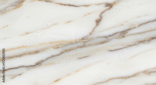 Marmo bianco elegante venature oro delicate luce soffusa. AI Generated