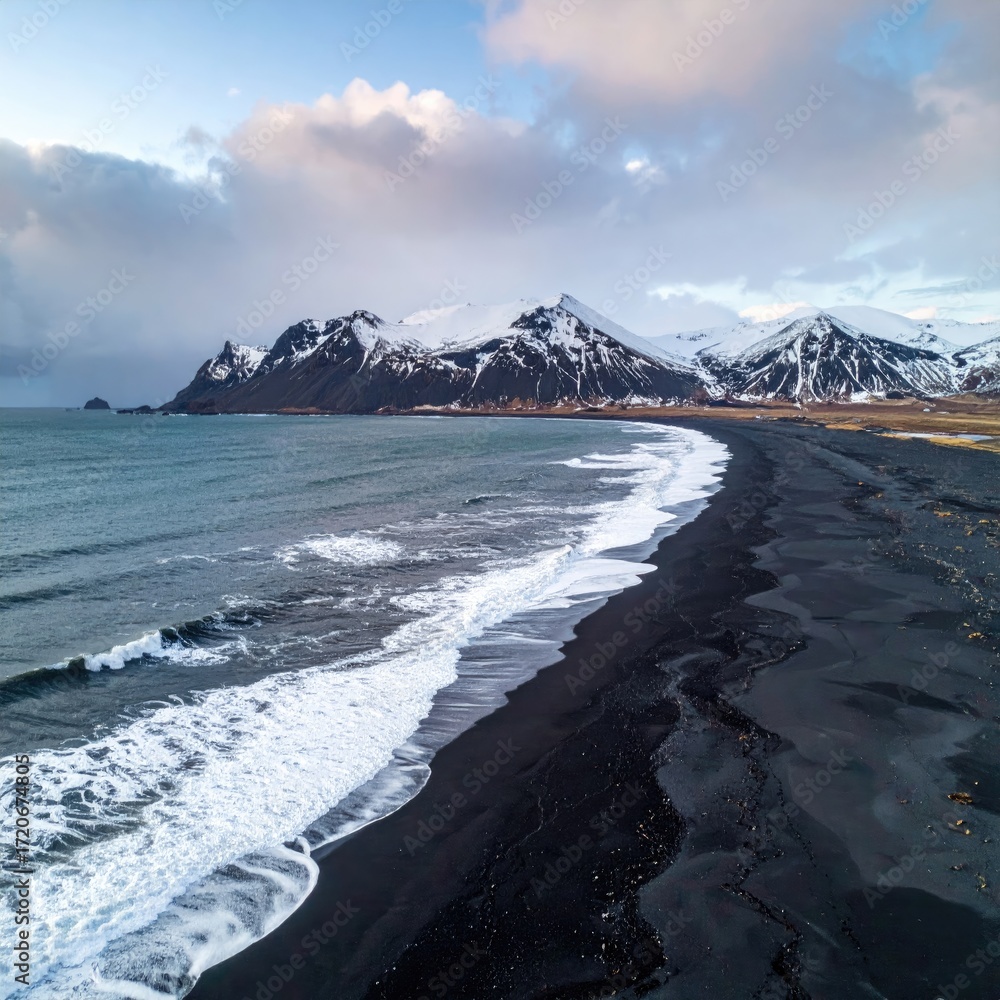 Obraz premium Black sand beach, dramatic mountains, stormy sky