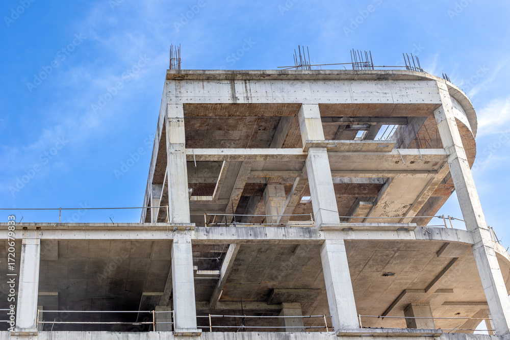 Obraz premium Partially constructed concrete building against blue sky