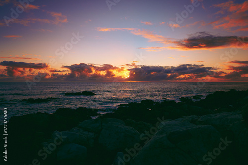 Hermoso atardecer con nubes en las playas de Chile